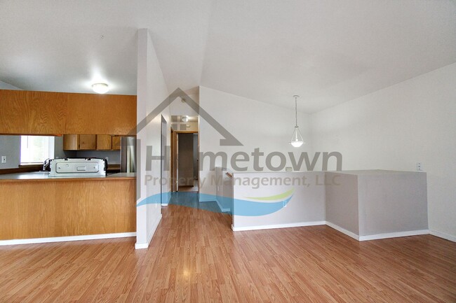 Building Photo - 4 Bedroom 2 Bathroom Home with Attached 2 ...