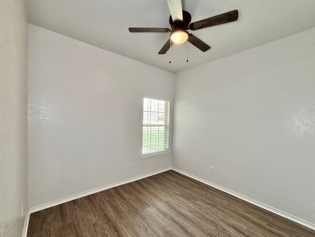 Building Photo - 1 Story Home with 4 Bedrooms!