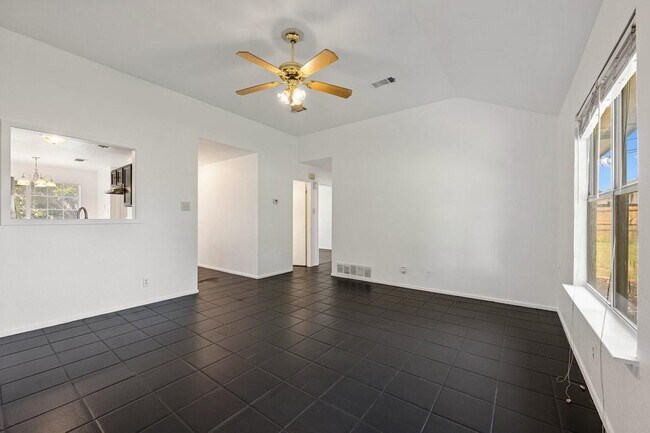 Building Photo - 4601 W Creek Cir