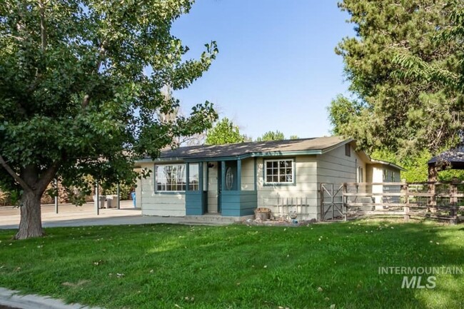 Building Photo - This 3 bedroom, 2 bath, home has lots of c...