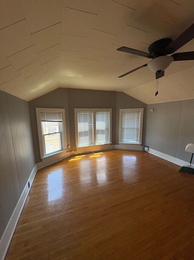 Building Photo - Bret's Southpark Residence