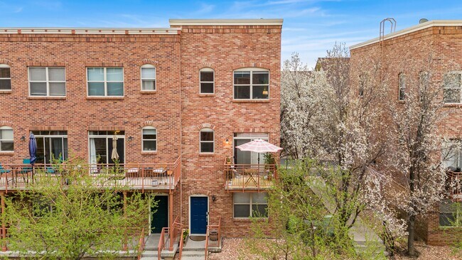 Building Photo - Modern 2-Bed, 2.5-Bath Corner Unit in Arva...