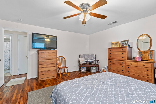 Building Photo - 140 Thompson St