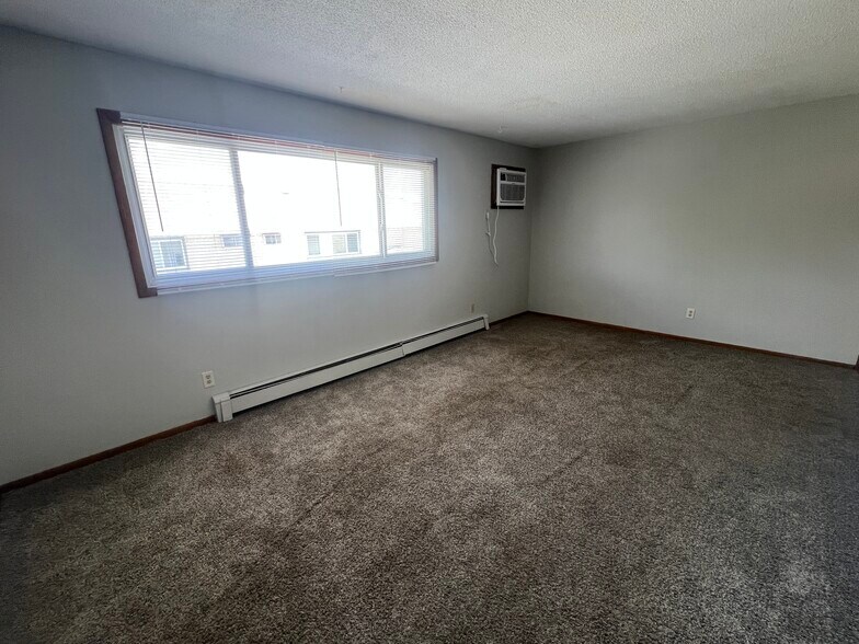 Building Photo - 2216 18 1/2 Ave NW