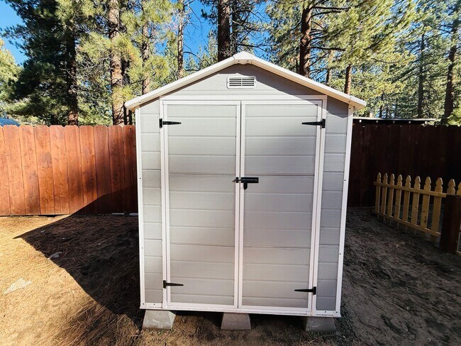 Building Photo - Pet friendly 1 bedroom unit with washer /dryer