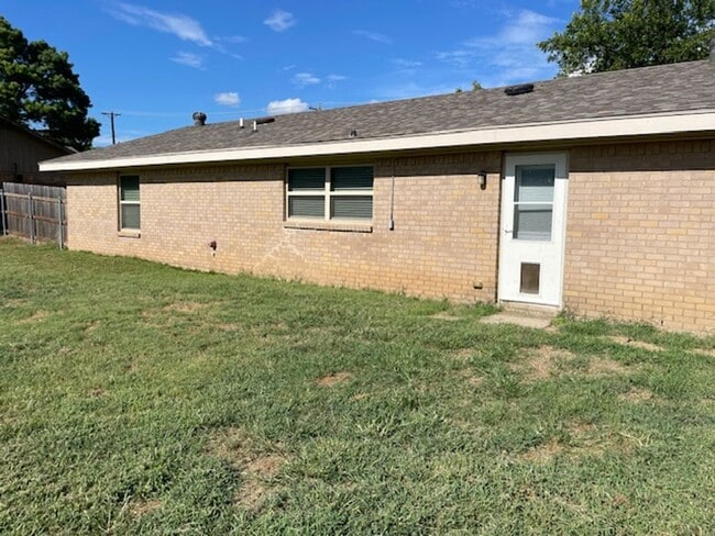 Building Photo - Charming 3,2 Move in Ready - Springtown ISD