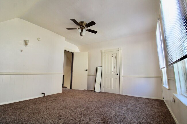 Building Photo - Sunny Side - 3 Bedroom Big House - Availab...