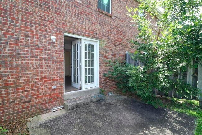 Building Photo - 2002 Tynewood Dr