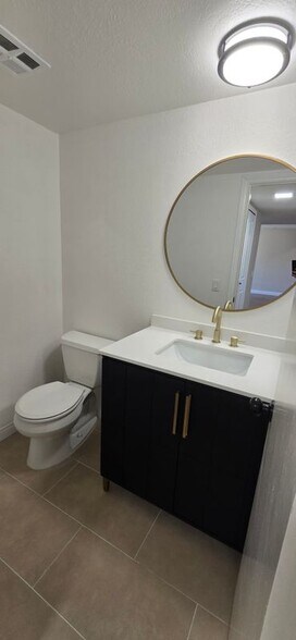 Building Photo - 751 Vía Los Santos