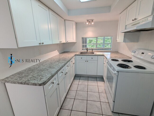 Building Photo - Recently renovated 2/2/1 1300 Sq. Ft. Fres...