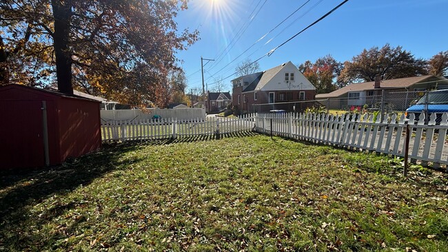 Building Photo - 1087 N Hanley Rd