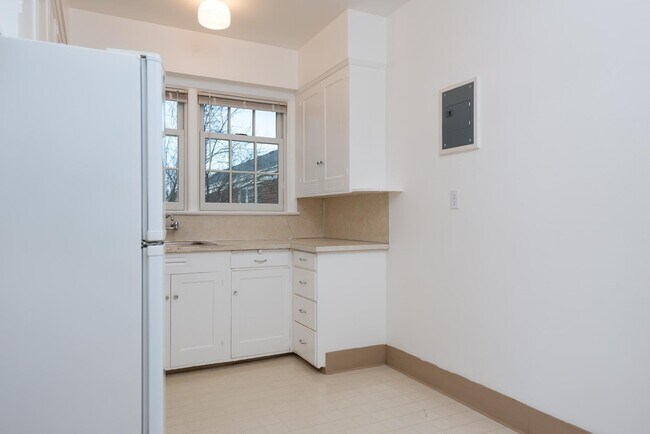 Building Photo - 5440 NE Sandycrest Terrace