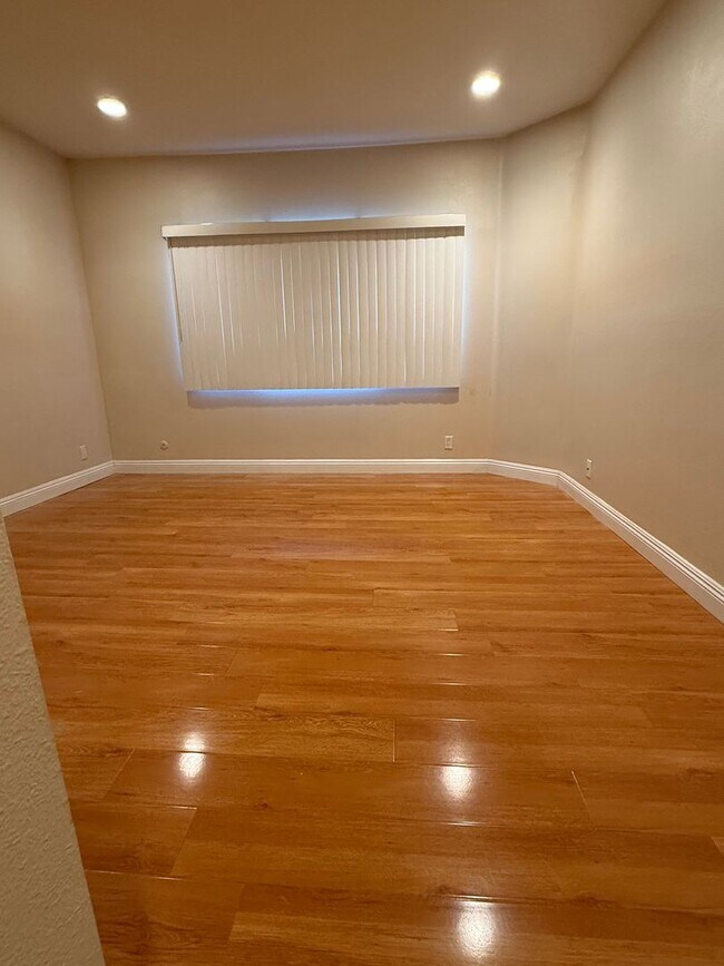 Building Photo - 1 Bed / 1 Bath Gem