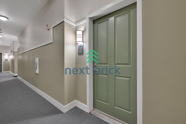 Building Photo - "Charming 1-Bedroom Condo in Redmond: Cozy Living with Modern Comfort at 641 Sq Ft!"