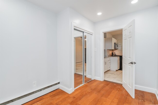 Building Photo - 25 W 10th St