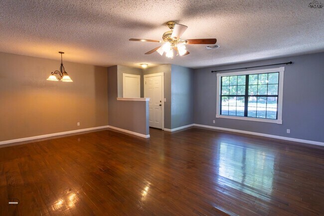 Building Photo - 501 W Texas Ave