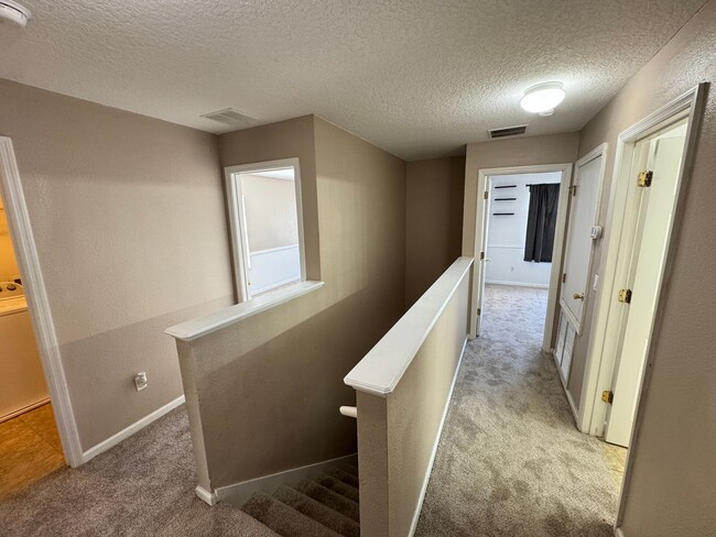 Building Photo - 5 Bedroom Townhome in Avalon Park! TESLA CHARGER INCLUDED!