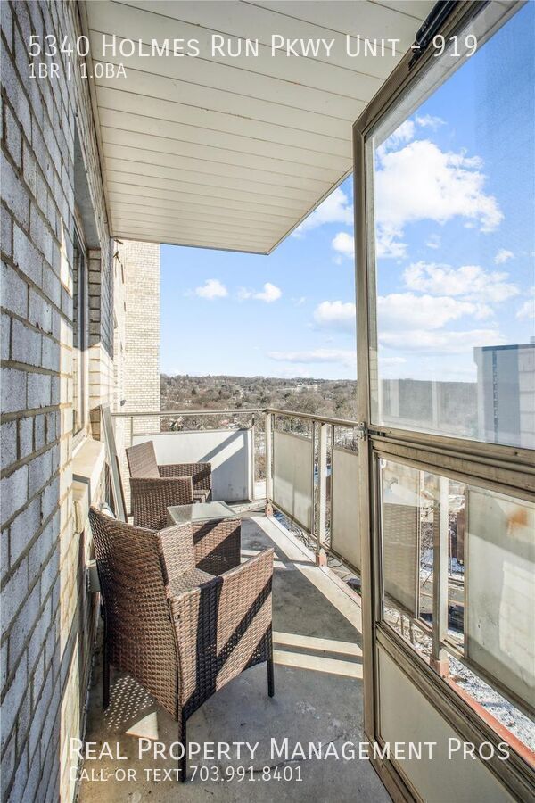 Building Photo - Stylish, Updated Condo Near Metro — All Ut...