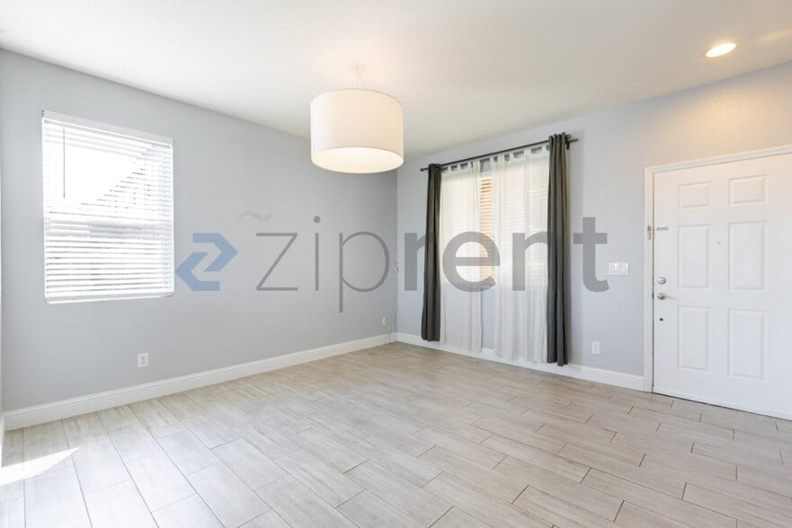 Building Photo - Unit