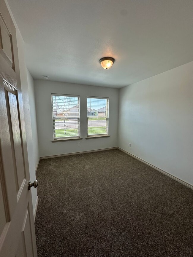 Building Photo - Move-In Ready & Made for Memories