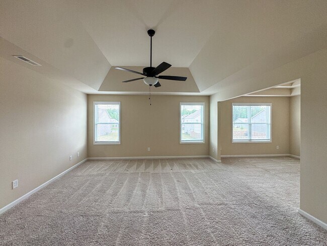 Building Photo - Stunning 5 Bed 4.5 Bath Fayetteville Home with Fenced Yard