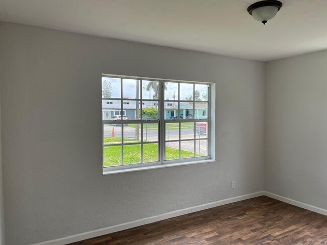 Building Photo - 1327 SW 22nd Ave