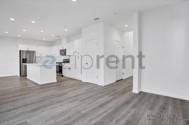 Building Photo - 1330 W Prescott Ave