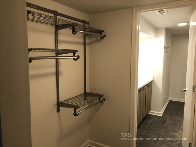 Building Photo - HUGE DUPLEX DOWN condo-quality 2 Bed/2.5 bath In the heart of Wrigley!