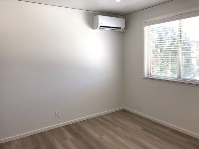 Building Photo - Great Los Alamos location! One bedroom on Kiva St. Renovated! No Carpet!