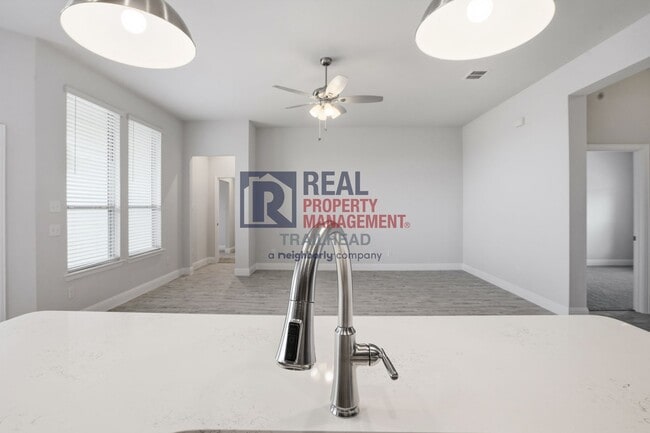 Building Photo - Thoughtfully Designed 4 Bed Home with Elevated Interiors and Lake Views