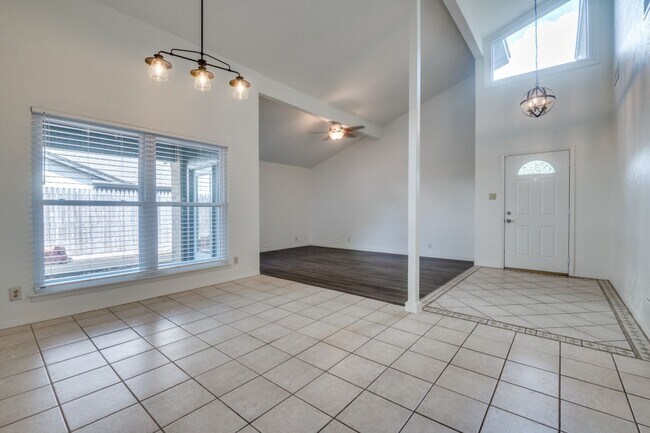 Building Photo - MODERN HOME IN THE HEART OF FORT WORTH!