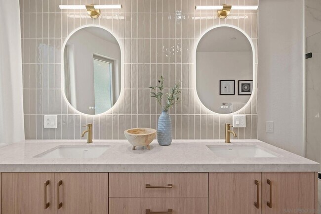 Building Photo - 2483 Oxford Ave