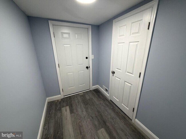 Building Photo - 363 E Airy St