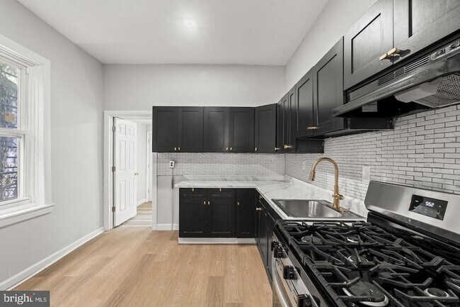 Building Photo - 2423 N Myrtlewood St