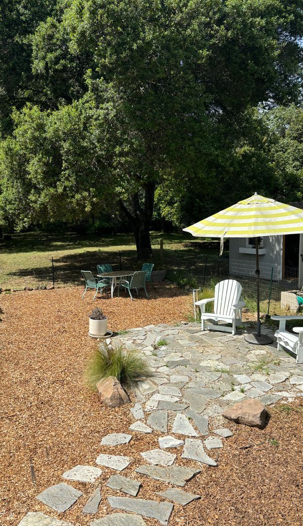 Building Photo - One Bedroom One Bath Gated Cottage