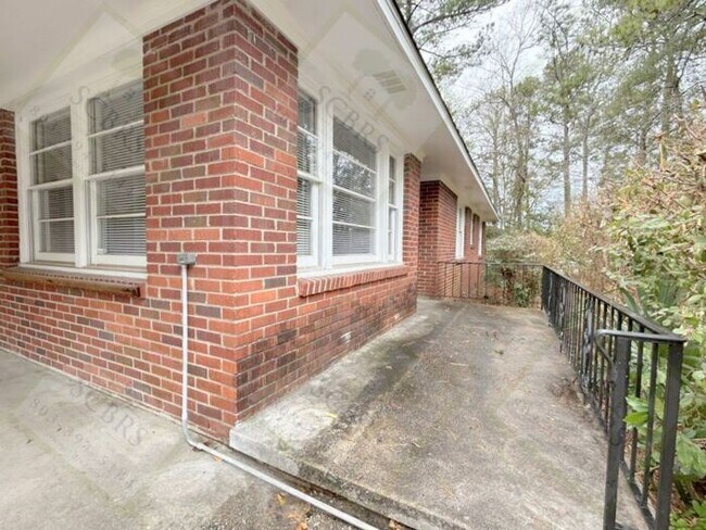 Building Photo - 2915 N Beltline Blvd