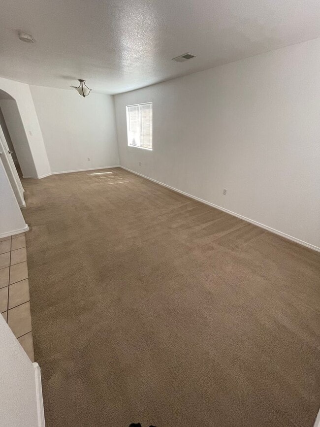 Building Photo - Great 5 Bedroom/2.5 Bathroom off Porter Dr.