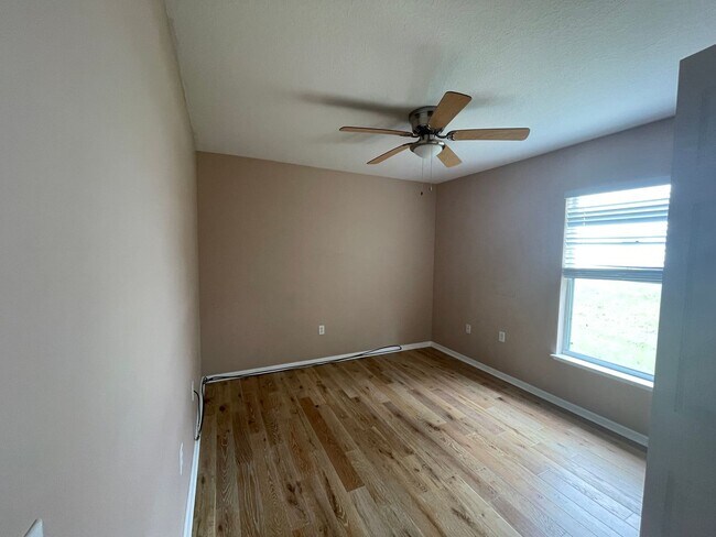 Building Photo - Great Home Great Location - 4 br 2 1/2 bath