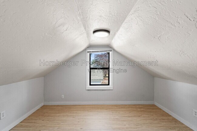 Building Photo - 1327 E Walton Ave