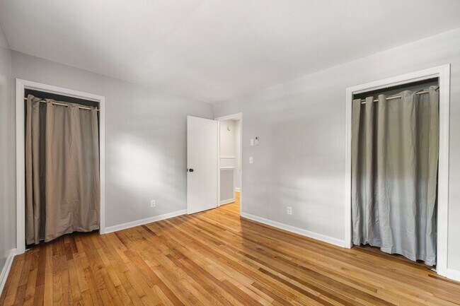 Building Photo - Newly Renovated 2 Bedroom, 1 Bath Duplex within walking Distance to UVA!