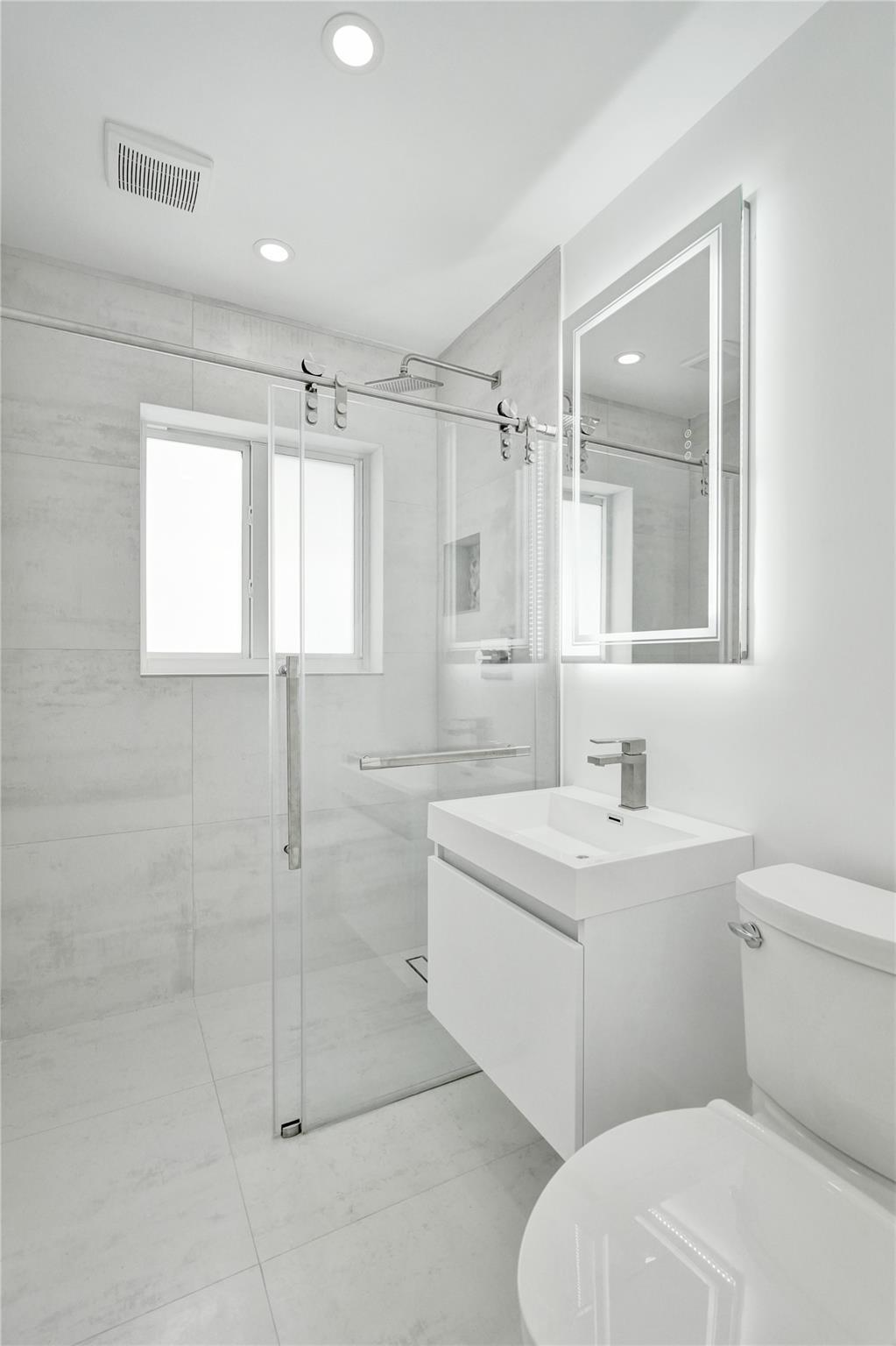 Building Photo - 1960 SE 5th Ct