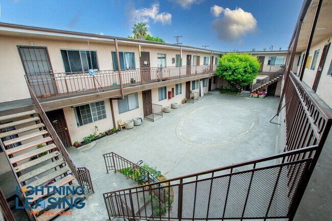 Building Photo - 10522 1/2 S Figueroa Street-20D