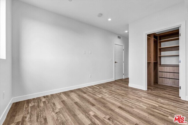 Building Photo - 1537 S Wilton Pl