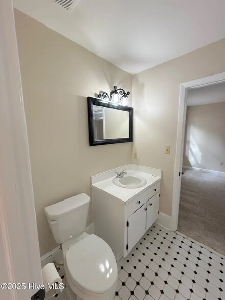 Building Photo - 107 E Baywood Ln