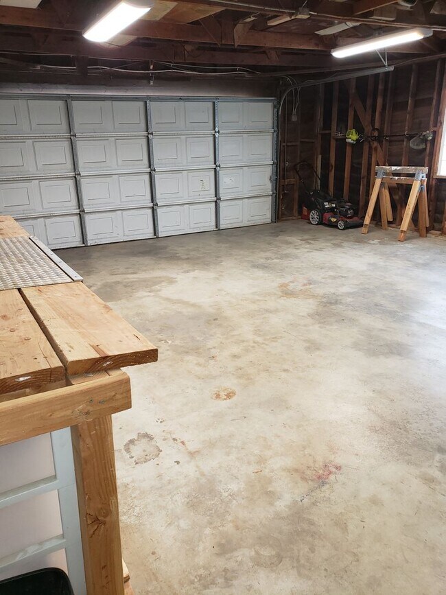 Building Photo - HORSE'S HORSE'S.....GREAT HOUSE WITH LOTS OF LAND AND A BARN