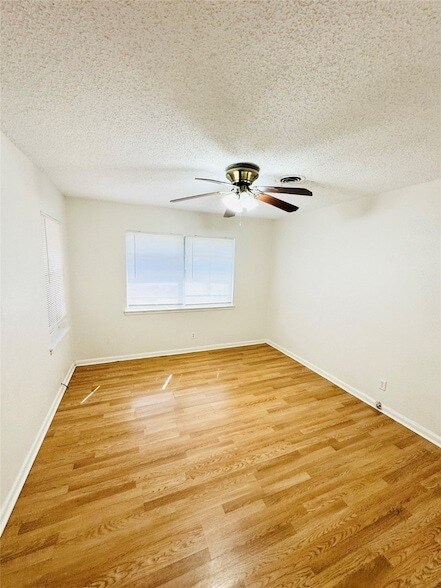 Building Photo - 1521 Longview St