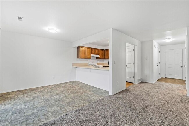 Building Photo - 3 Bedroom 1.5 Bathroom Townhouse in Southeast Boise