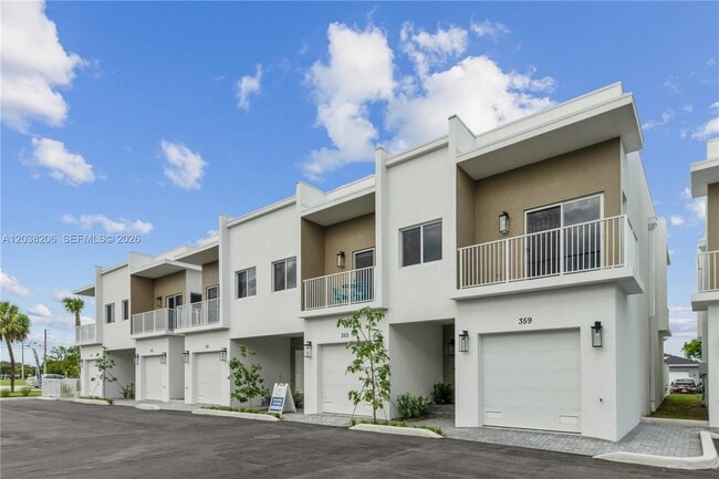Building Photo - 635 NW 30th Ave