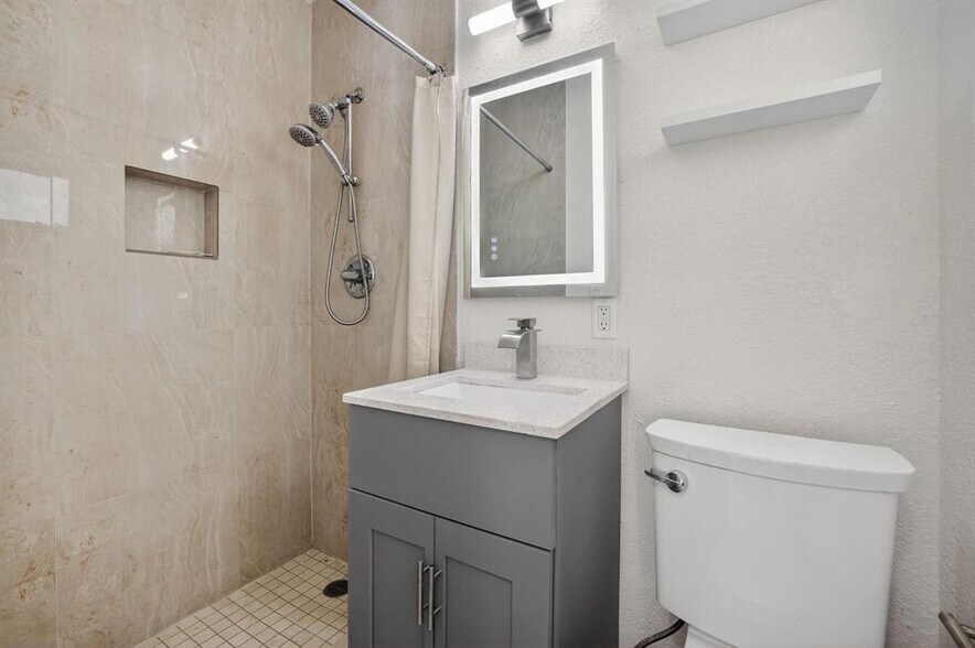 Building Photo - 1120 Mango Is