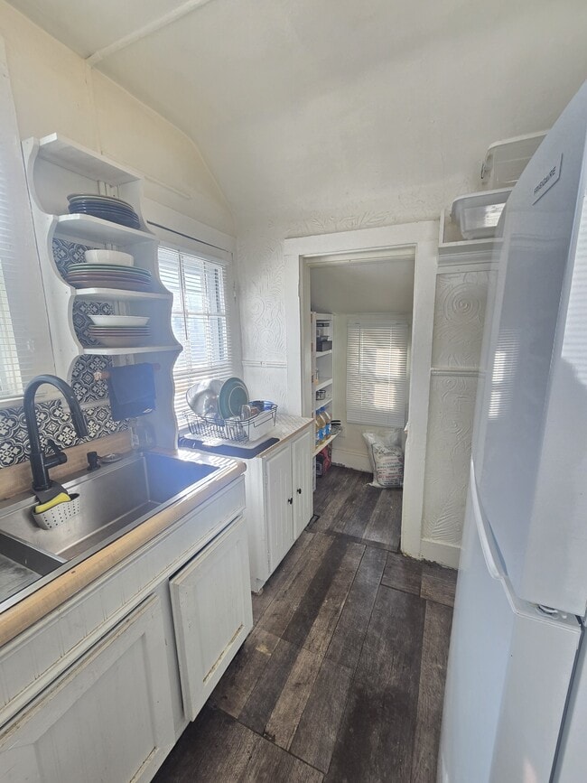 Building Photo - 205 Cheyenne Ave